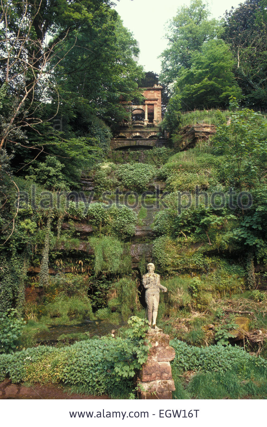 nelsons-statue-in-the-grounds-of-corby-castle-cumbria-england-uk-EGW16T.jpg